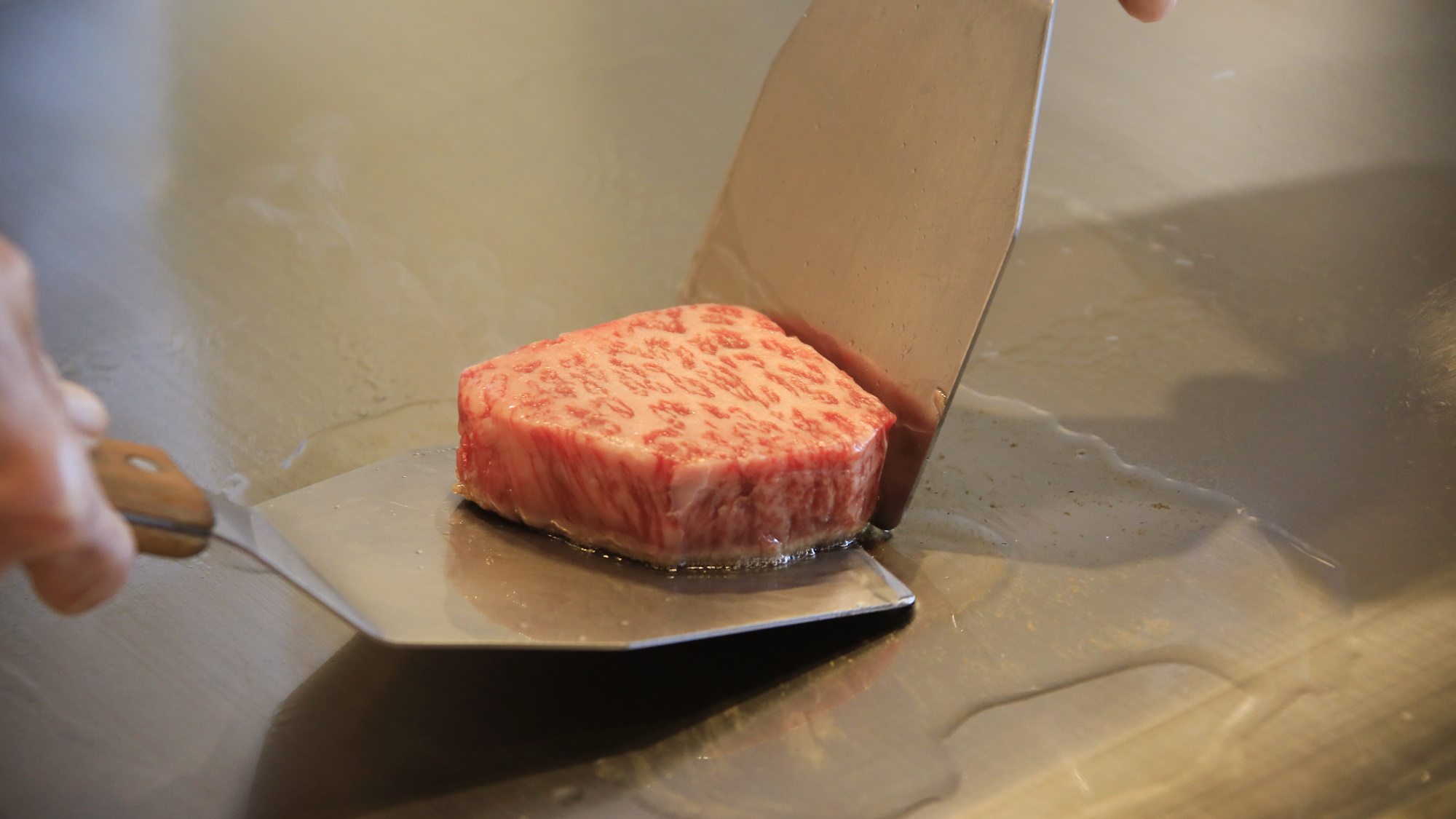 【鉄板焼ディナー｜赤身コース】日本一の和牛「鹿児島県産黒牛」を堪能（※）