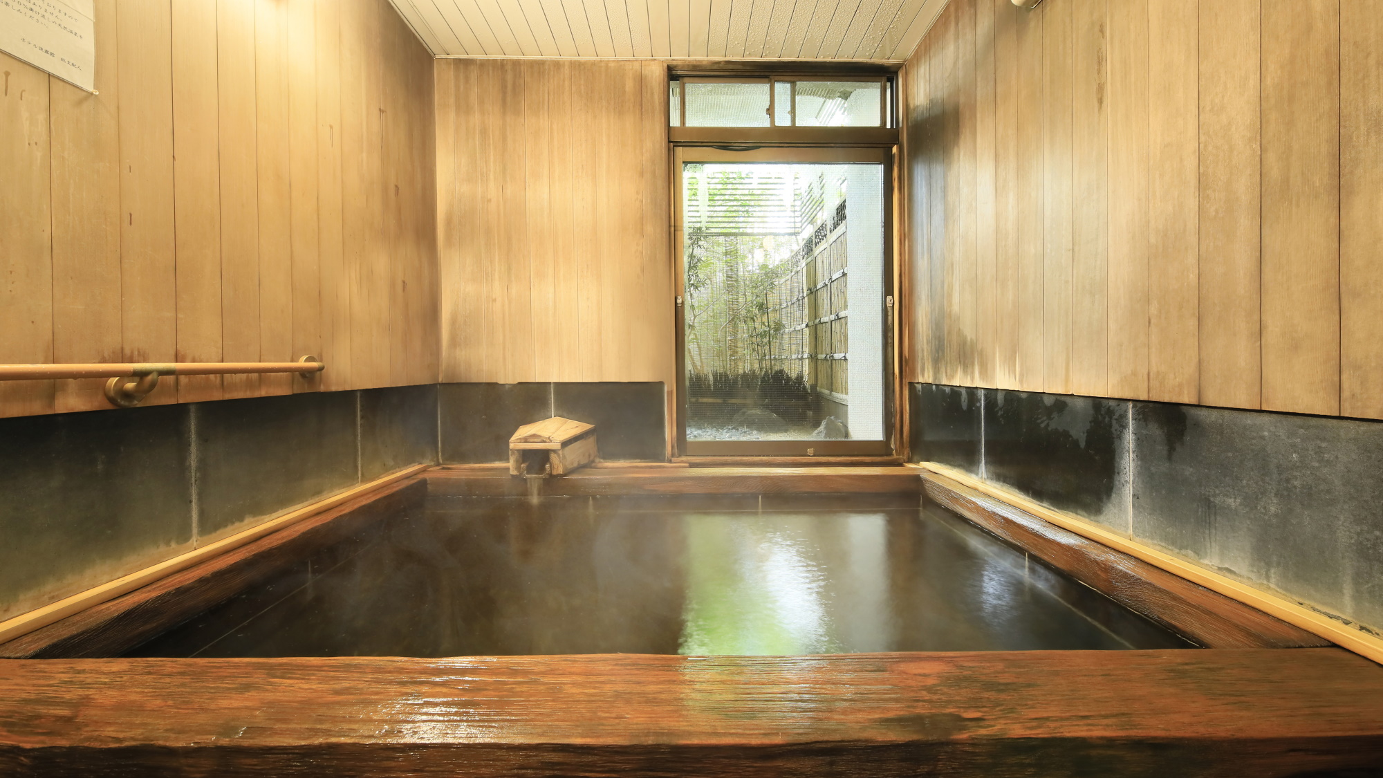 【天然温泉】女湯／総檜造りの浴槽。檜の香りと温泉の香りのハーモニーを堪能ください