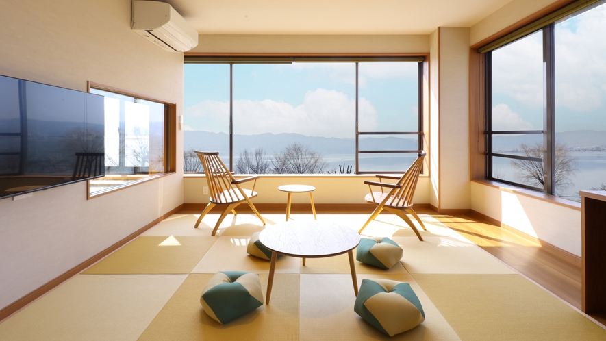 【温泉展望風呂付き客室■302】角部屋のお部屋。窓には諏訪湖の景色が広がります