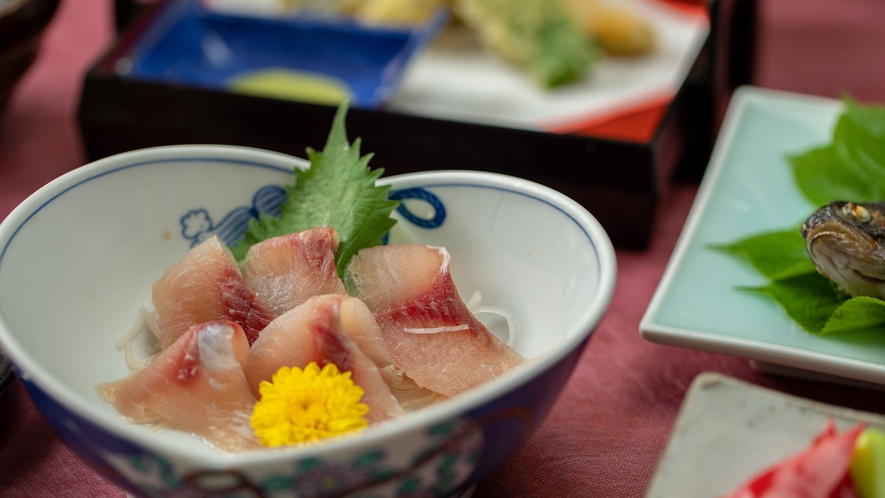 【田舎料理】一例。鯉の洗いは臭みも無く絶品！