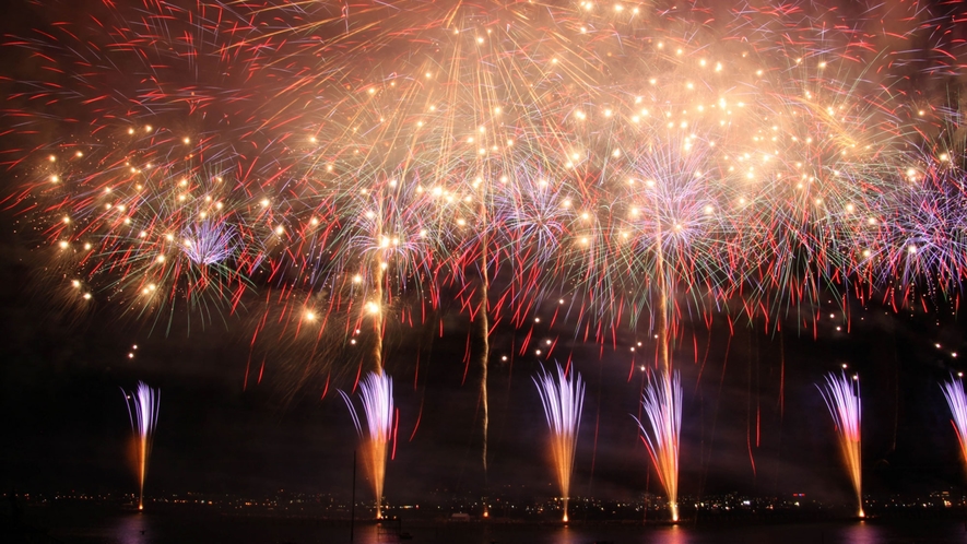 【諏訪湖祭湖上花火大会】大迫力の花火をお楽しみください♪