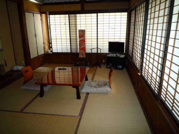 [Japanese-style room in the main building] Kotatsu in winter ...