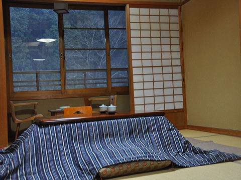 [Japanese-style room in the new building] Scenery with kotatsu (Kotatsu is available in all rooms in winter)