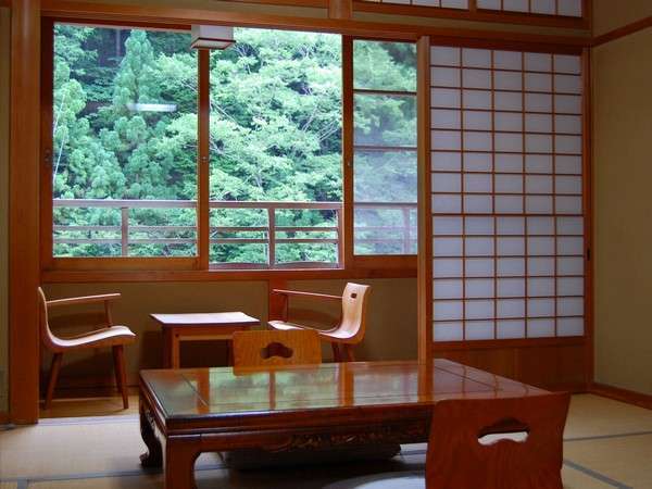 [New Japanese-style room] A clear stream from the room ...