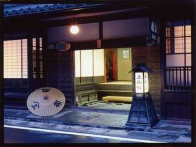 歴史ある木造老舗宿。紀州藩徳川公に愛されたお部屋は趣がさらに増す。創業は1657年