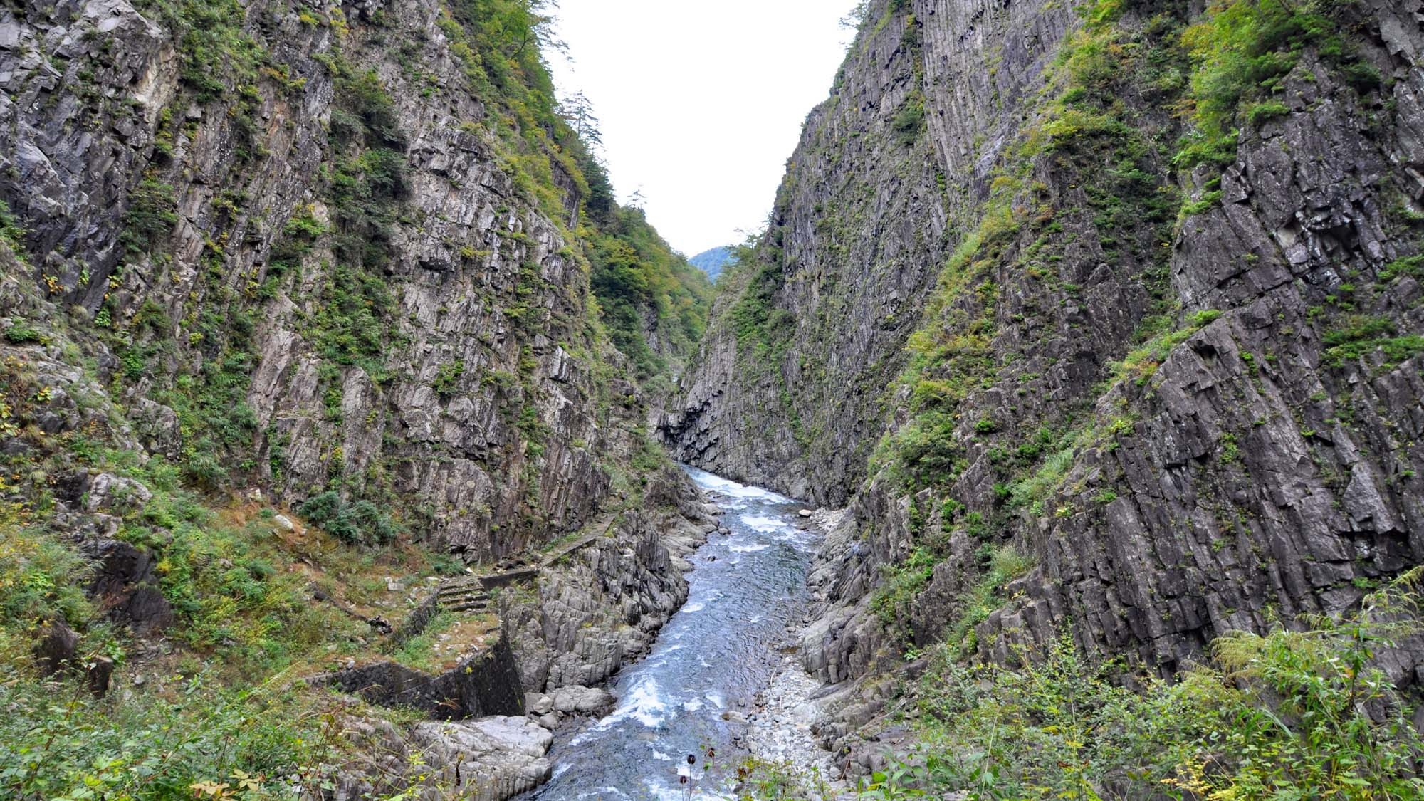 SNSで人気！新緑の季節は清津峡へ♪自慢の露天風呂と創作和食が好評（夕朝食付）