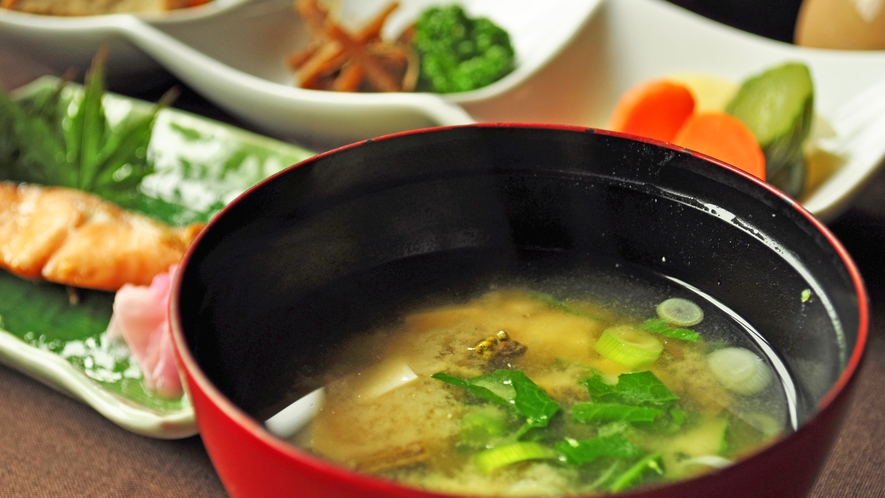 【ご朝食一例】山菜入りのお味噌汁