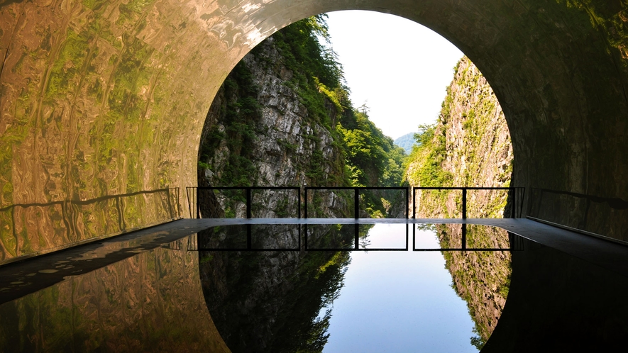 【清津峡渓谷トンネル】18年春にリニューアルした見晴所は、空間そのものが芸術祭の作品となっています。