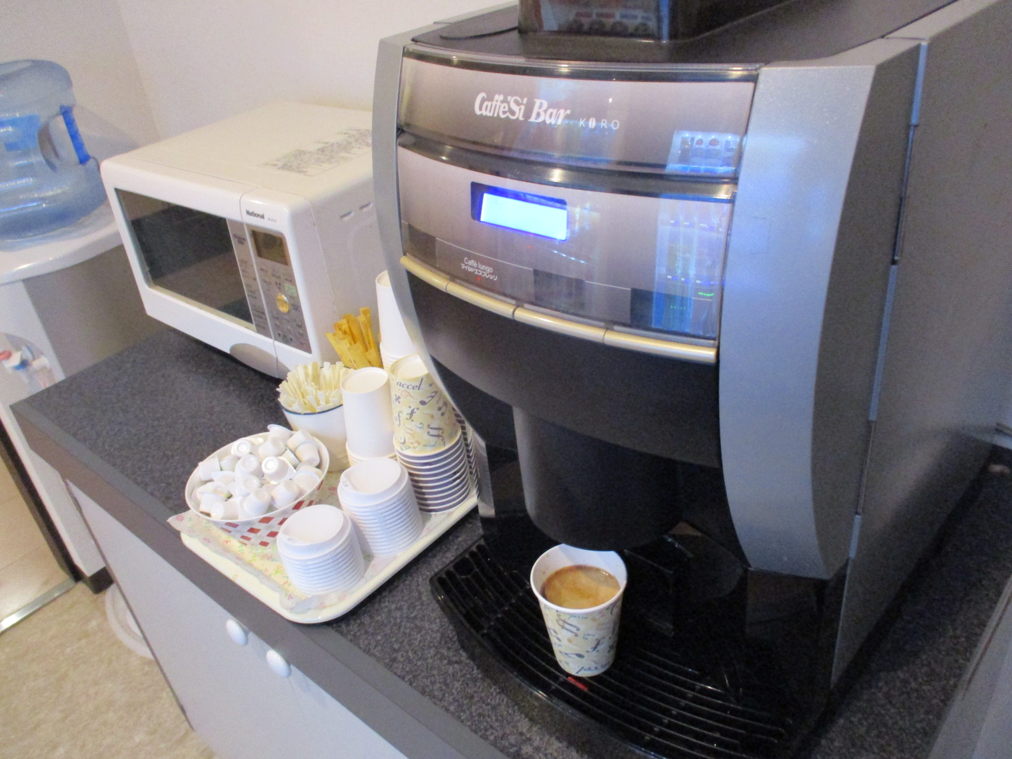無料サービス【挽きたてエスプレッソホットコーヒー】は１階にございます