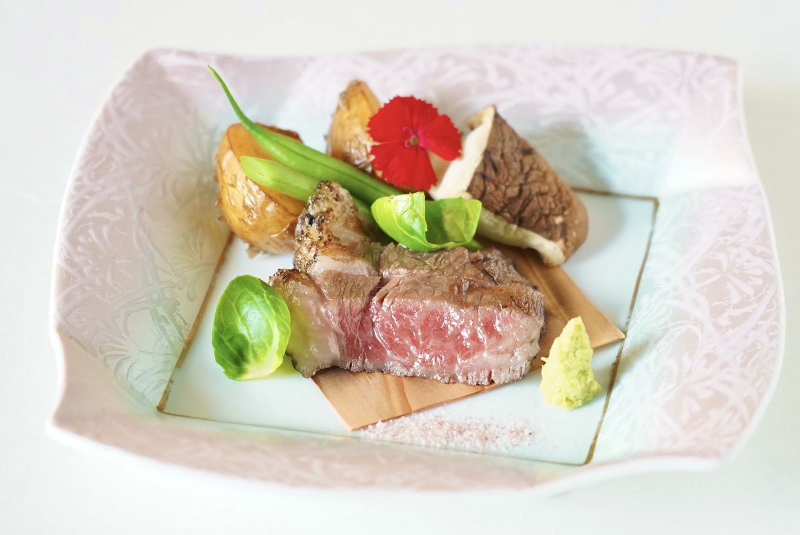 春の基本会席　黒毛和牛炭火焼き 桜塩と共に