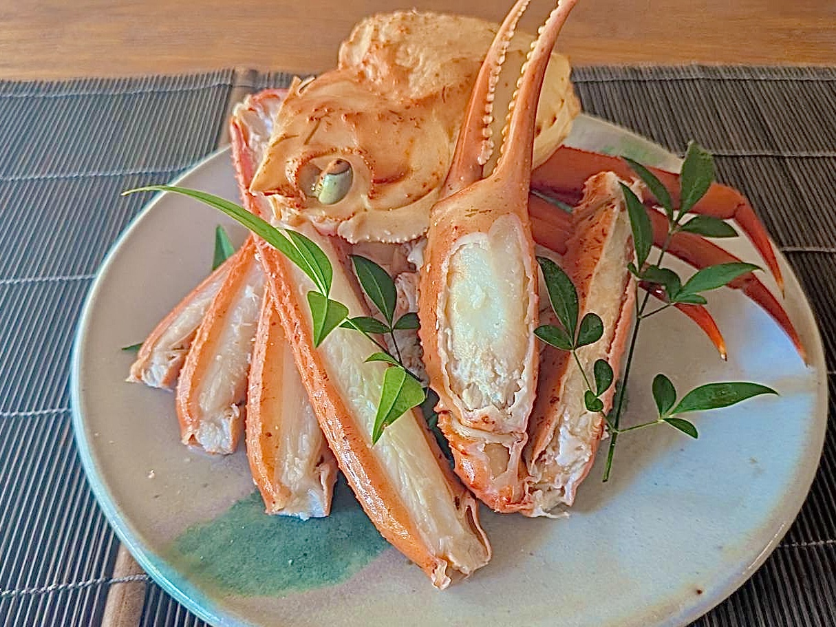 秋の特別会席　新湊漁港水揚げの蒸し紅ズワイ蟹