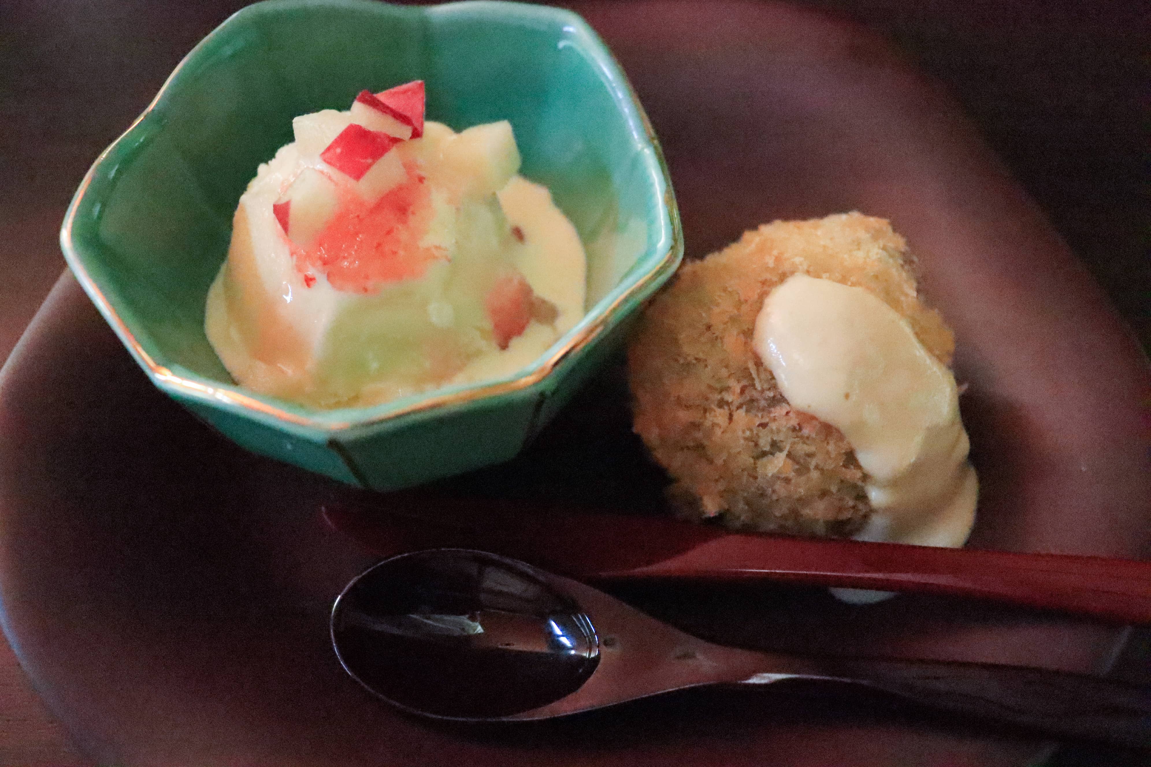 大福パン粉揚げ　バニラアイスリンゴソース掛け