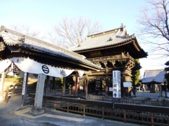 国宝　ばん阿寺　山門と太鼓橋