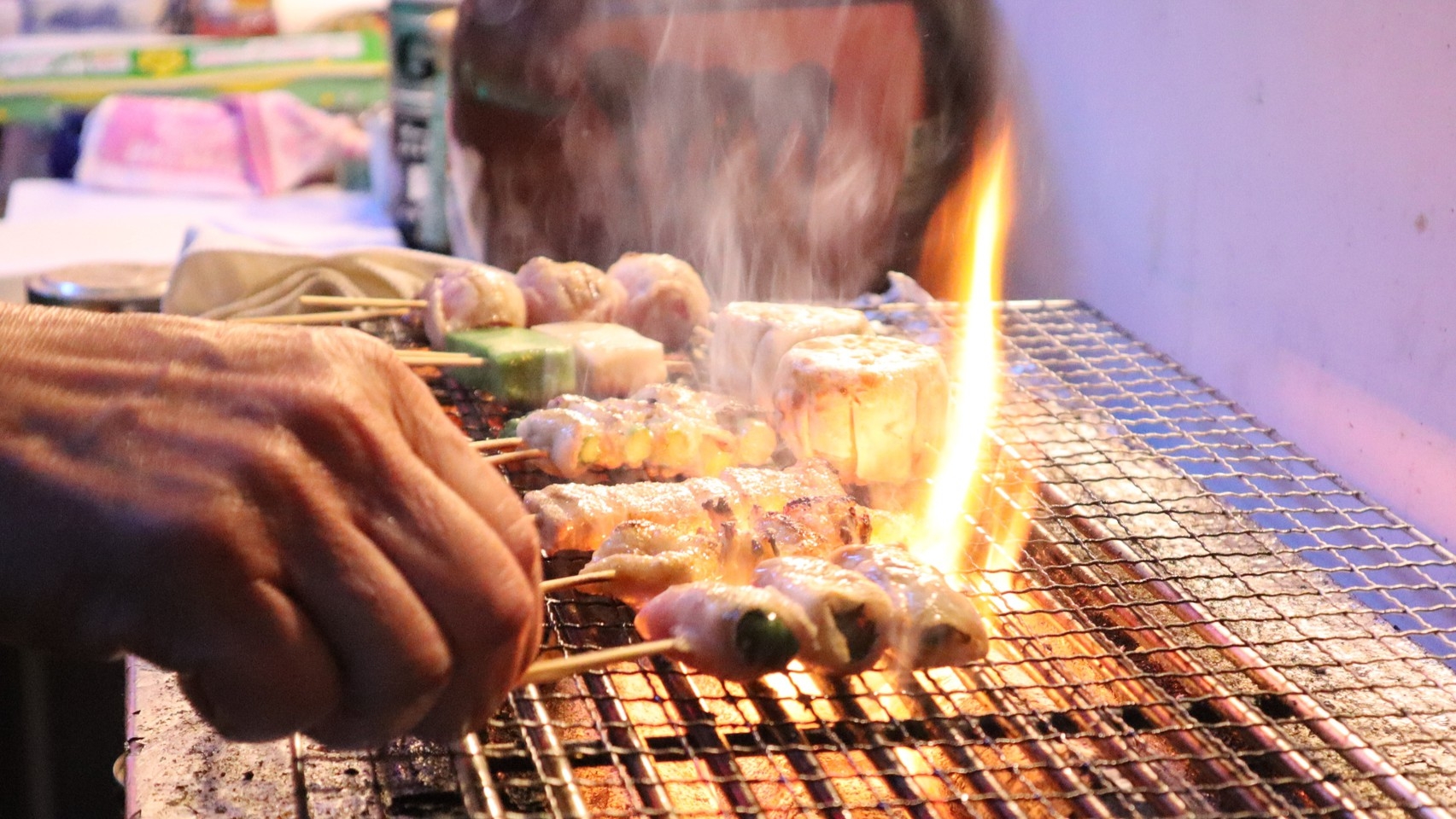 【素泊り】＜1日3組限定＞炭火焼本格やきとり店の食事３０００円分＋カラオケスナック飲み放題の特典付！