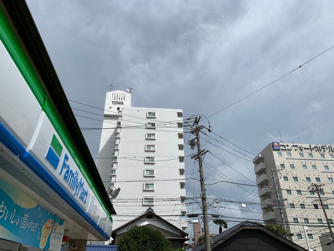 ほぼ目の前にコンビニがございます！