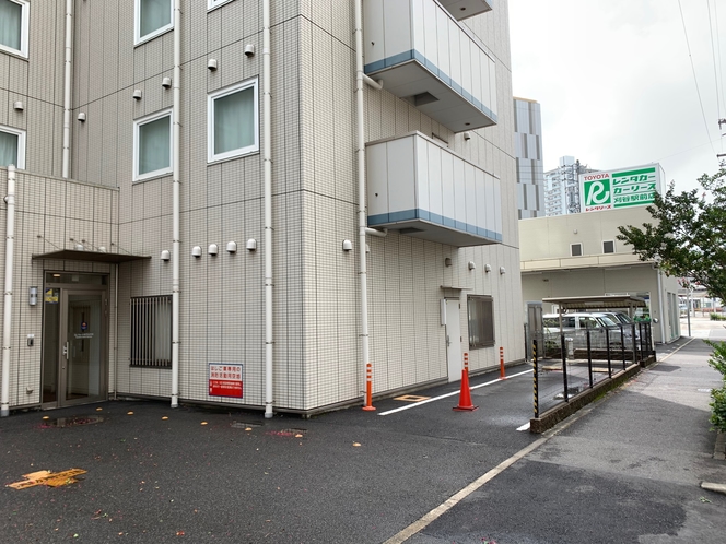 【敷地内駐車場】隣のレンタカー屋さんの看板が目印！