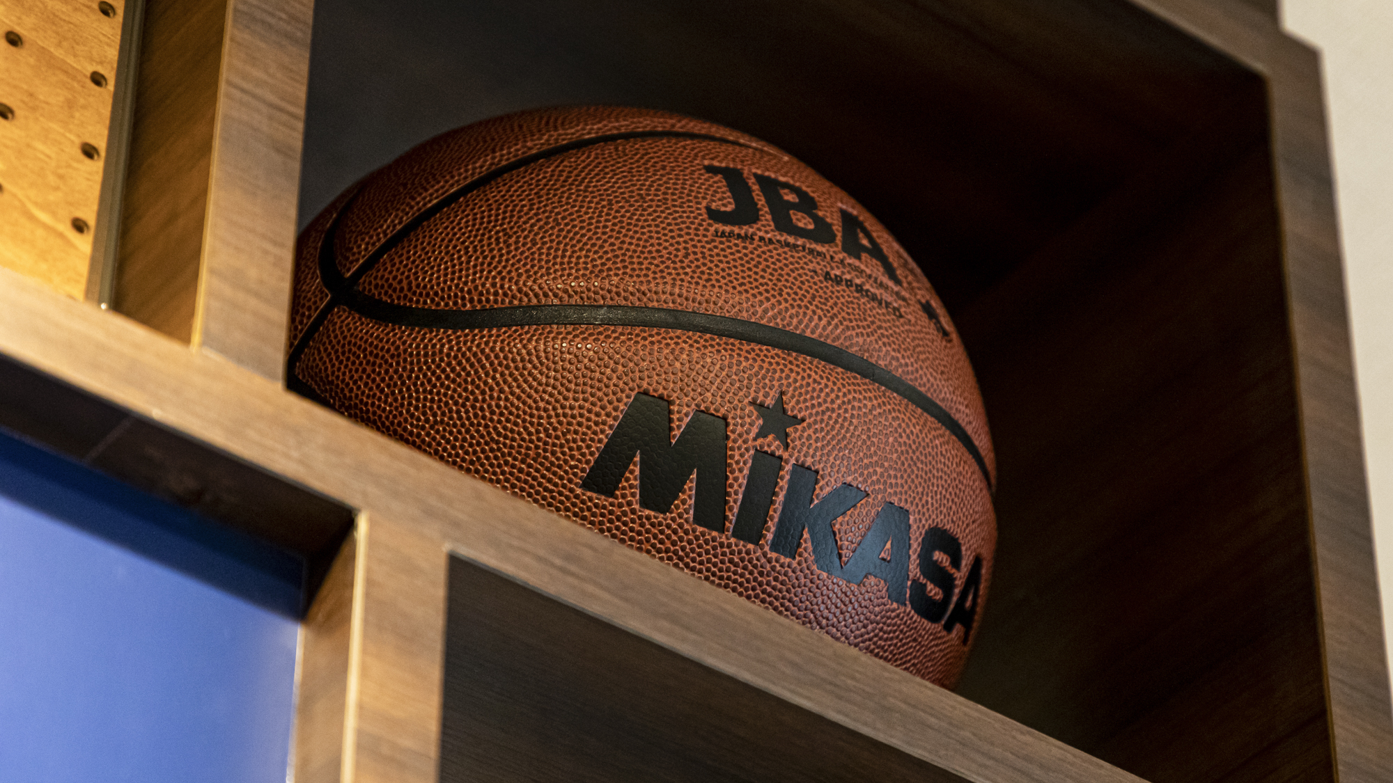 【ライブラリーカフェ】刈谷に本拠地を置くスポーツチームが多いことからバスケットボールのディスプレイも