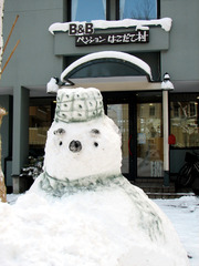 雪だるまと玄関前