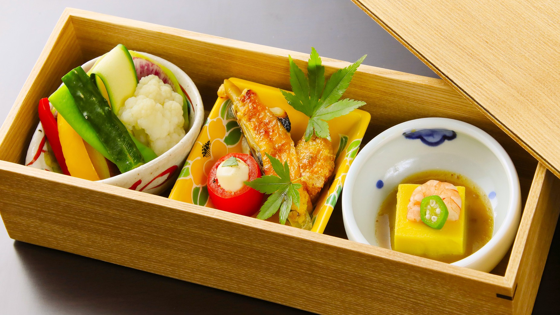 小さな箱に詰め込んだ旬の味覚をお楽しみください。
