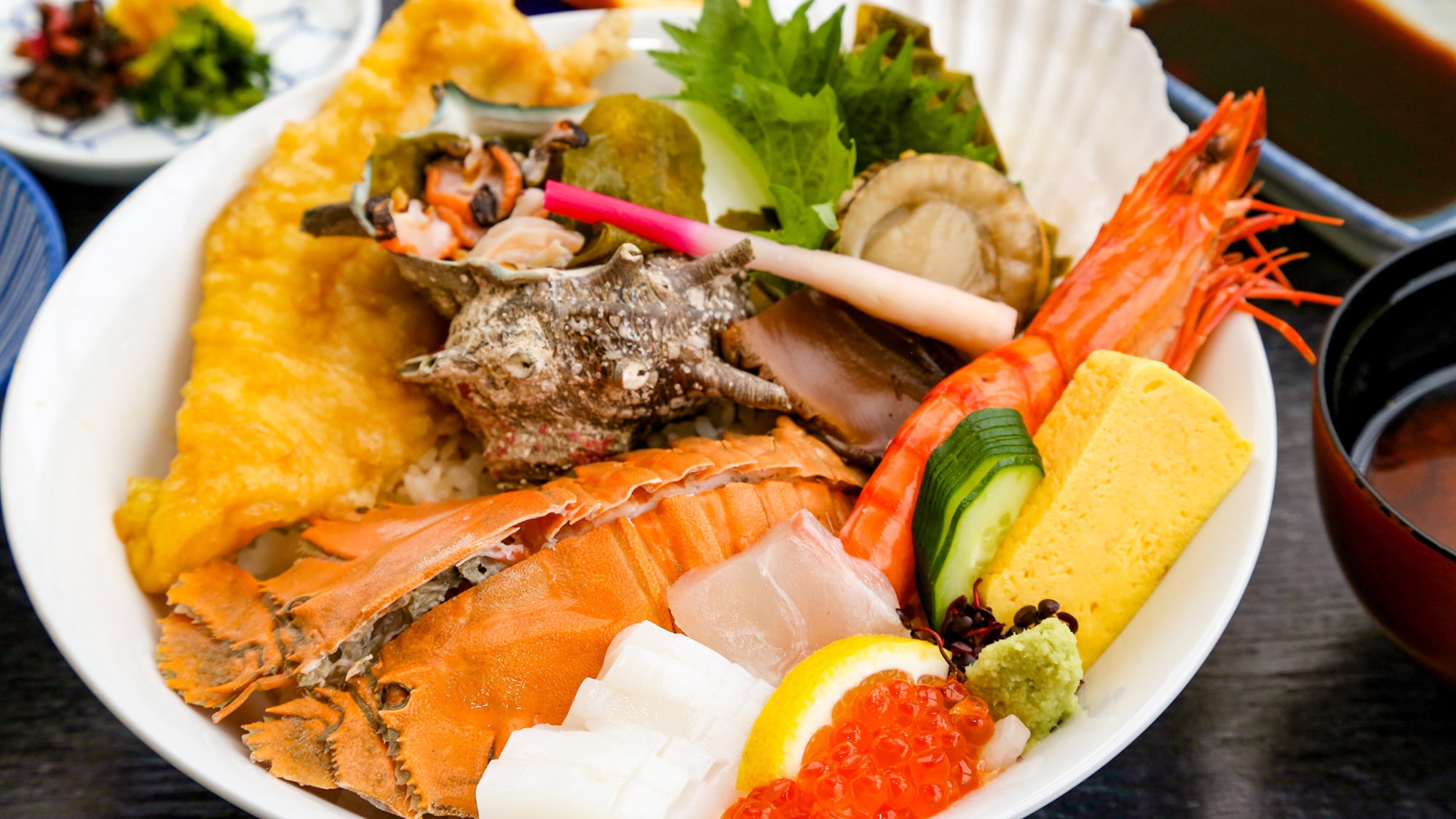 【2食付（海鮮丼）】浜田が誇るより取り見取りな旬な鮮魚を、地元産こしひかりと丼でいただく至福の時