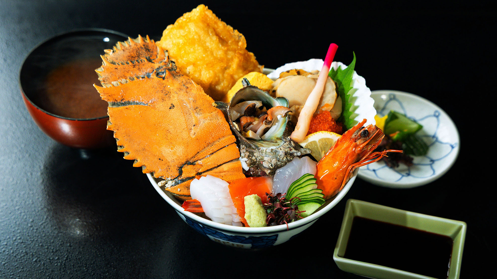 ■えびす丼一例■浜田港の名物海鮮丼で、地元の新鮮な魚介がたっぷりのったご当地グルメ