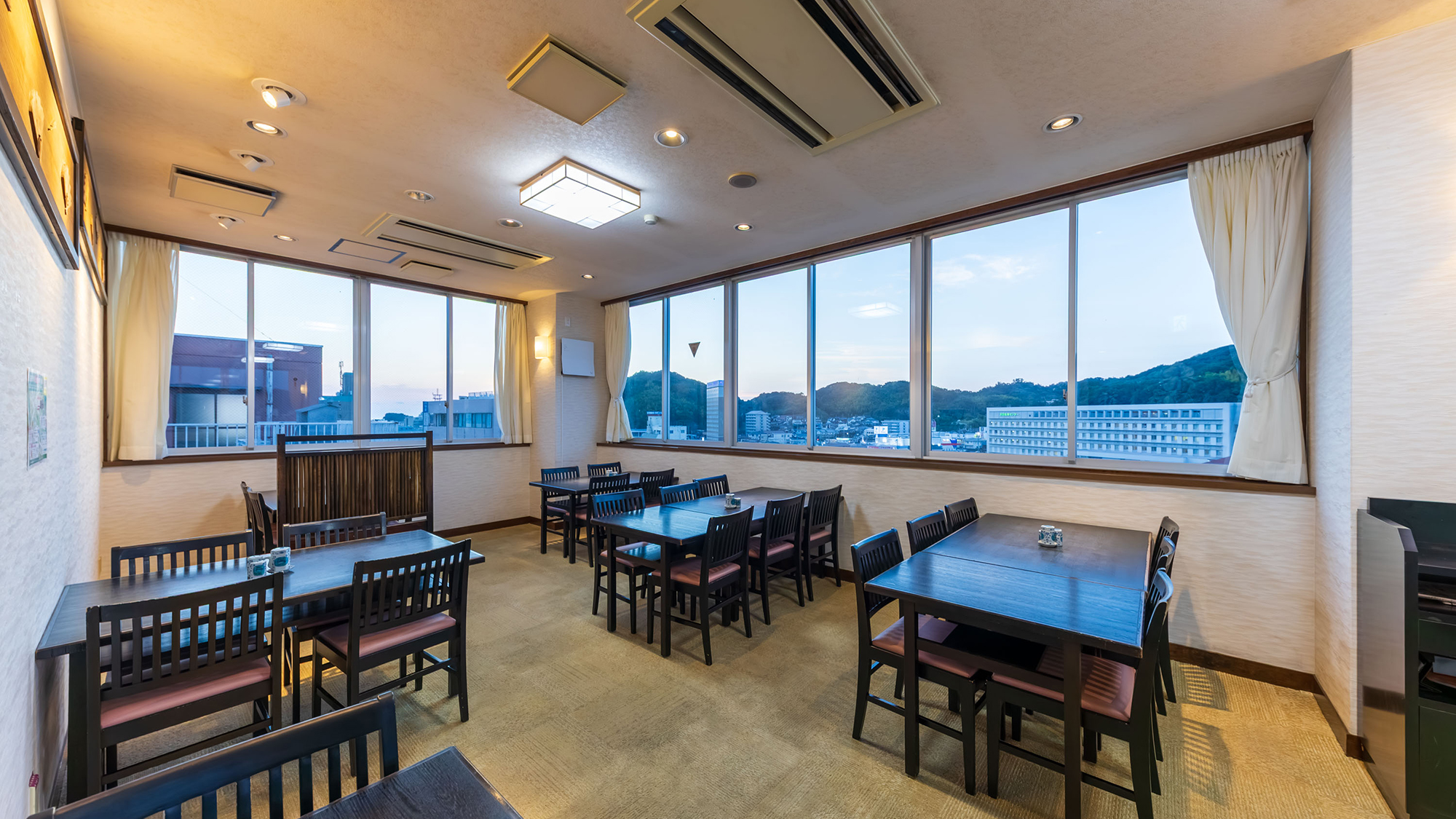 ■７階レストラン■自然の光と景色に包まれる、心地よいレストラン時間。