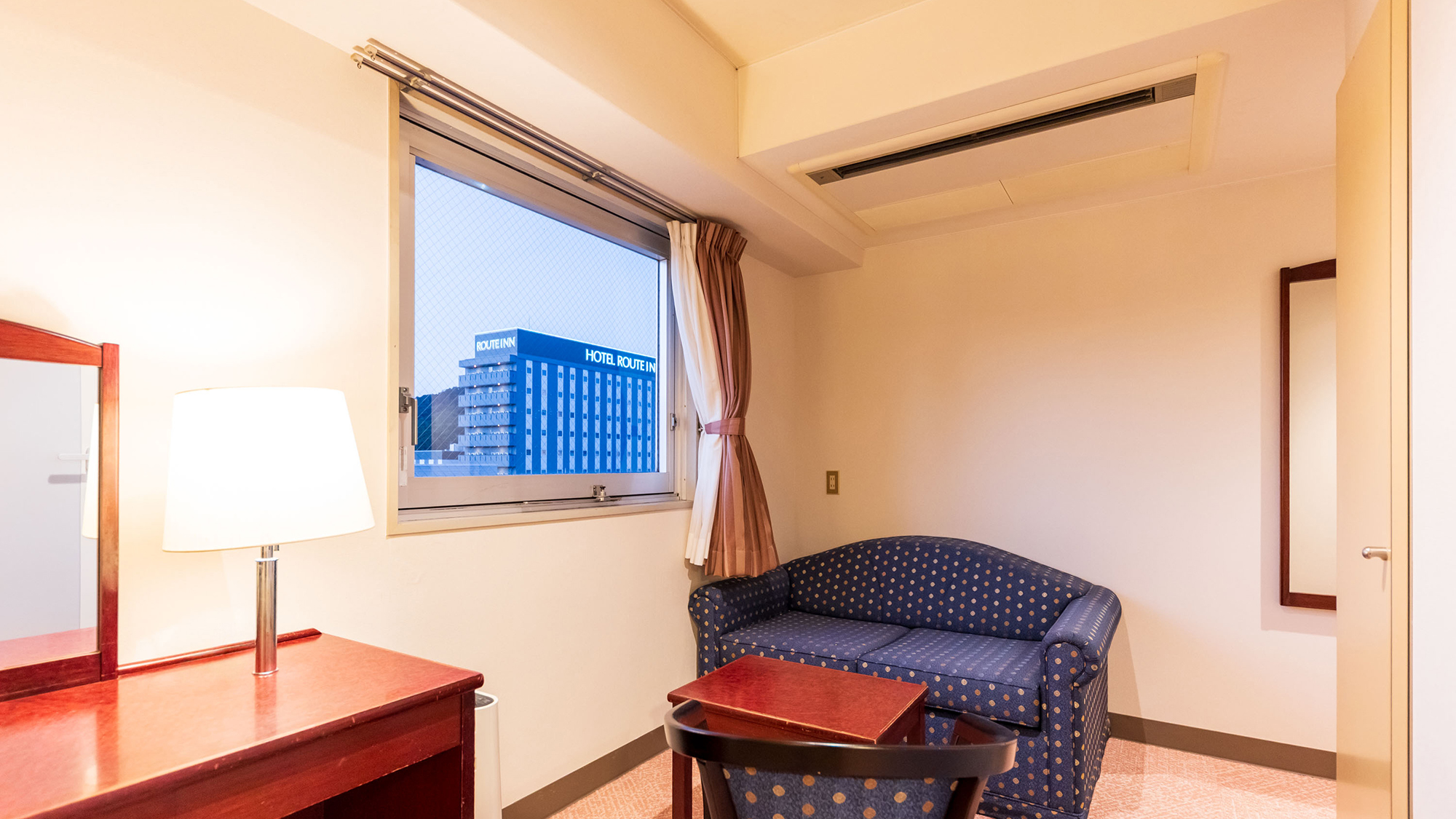 ■ツインルーム■ソファーでゆったりくつろぐ