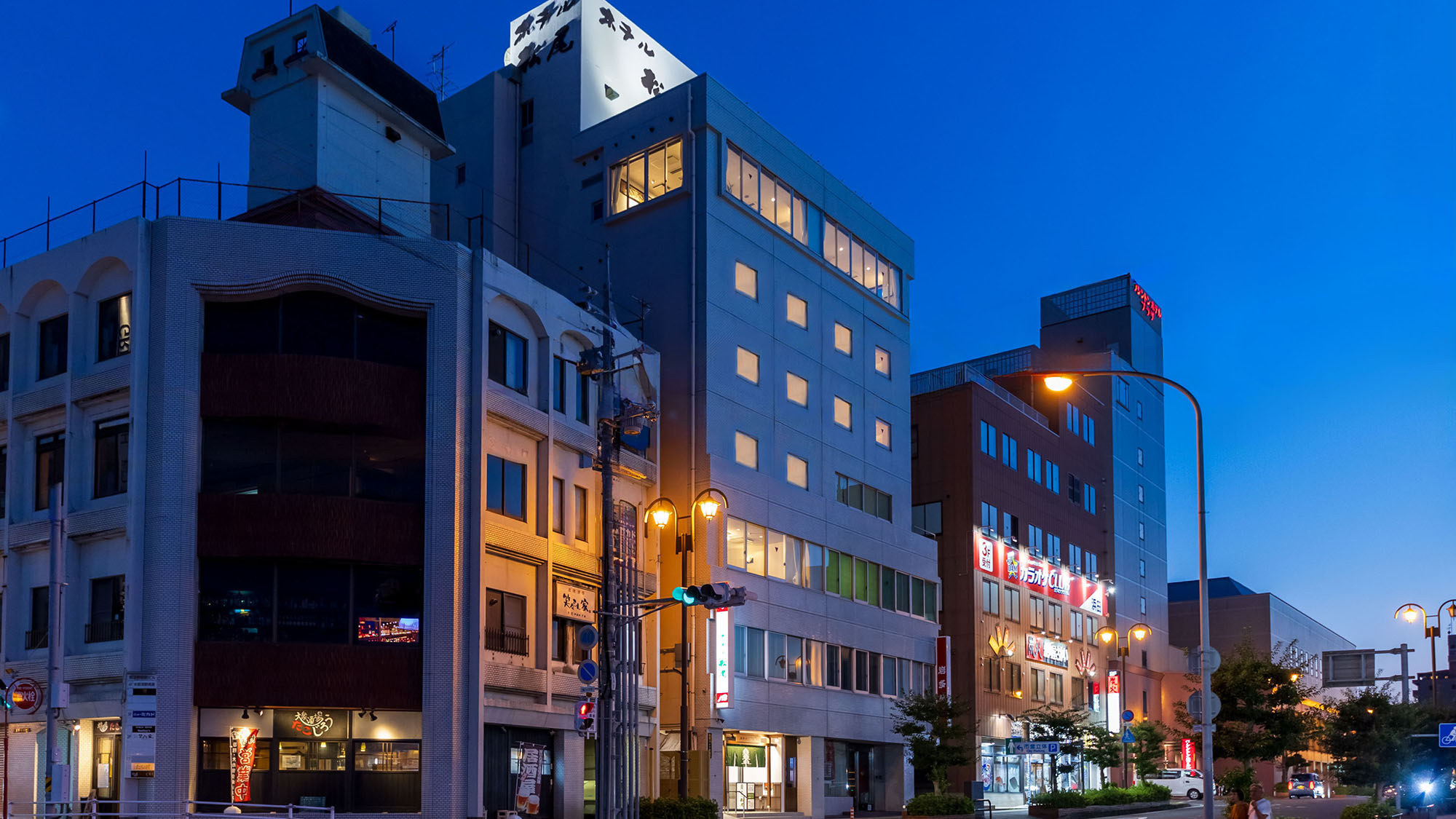 ■外観■夜の灯火に包まれる、静かなホテル時間。