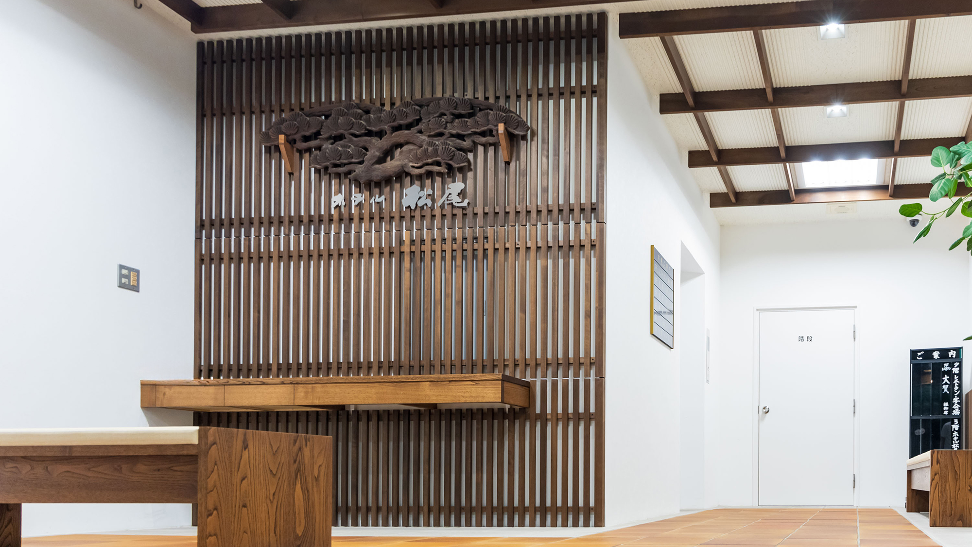 ■内観■旅館時代の木彫の装飾がお出迎え