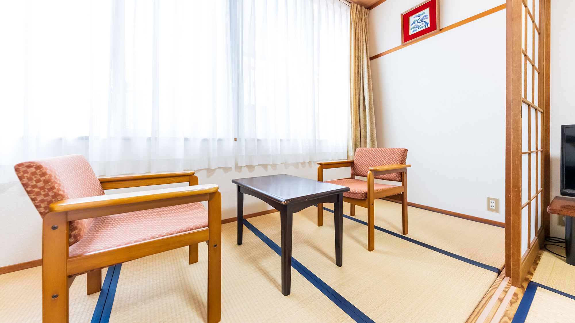 ■和室■やわらかな光が差し込む広縁で、心ほどけるひとときを。