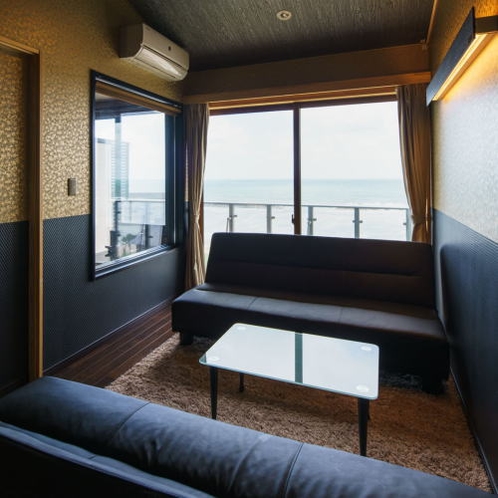 展望風呂付特別室　リビングからゆったり日本海を眺める