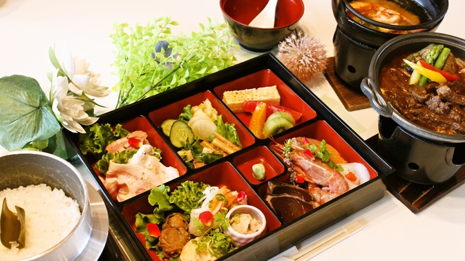 【1泊2食】ご夕食はオリジナル季節の特製御膳セット