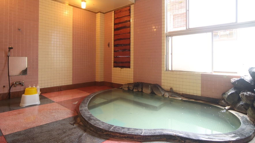 赤倉温泉の大浴場（男湯）。天然温泉の証"湯の花"が舞うこともあります。