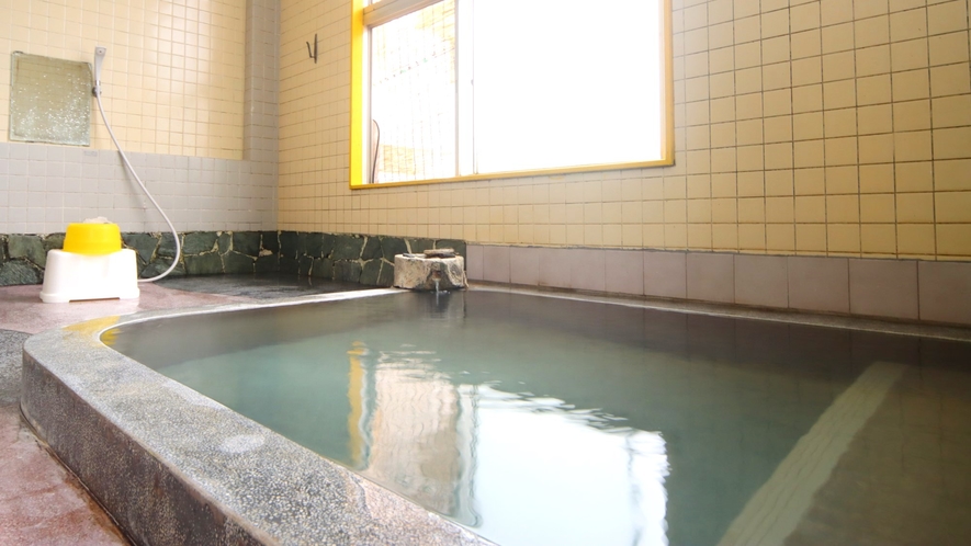 赤倉温泉の大浴場（女湯）。天然温泉の証"湯の花"が舞うこともあります。
