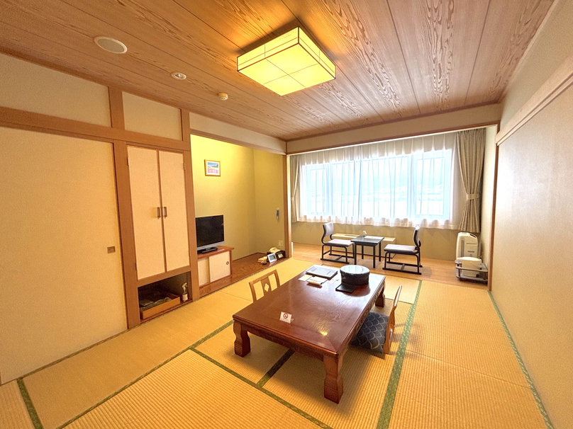 足を伸ばして寛げる　★和室　１０畳+広縁　＜禁煙＞