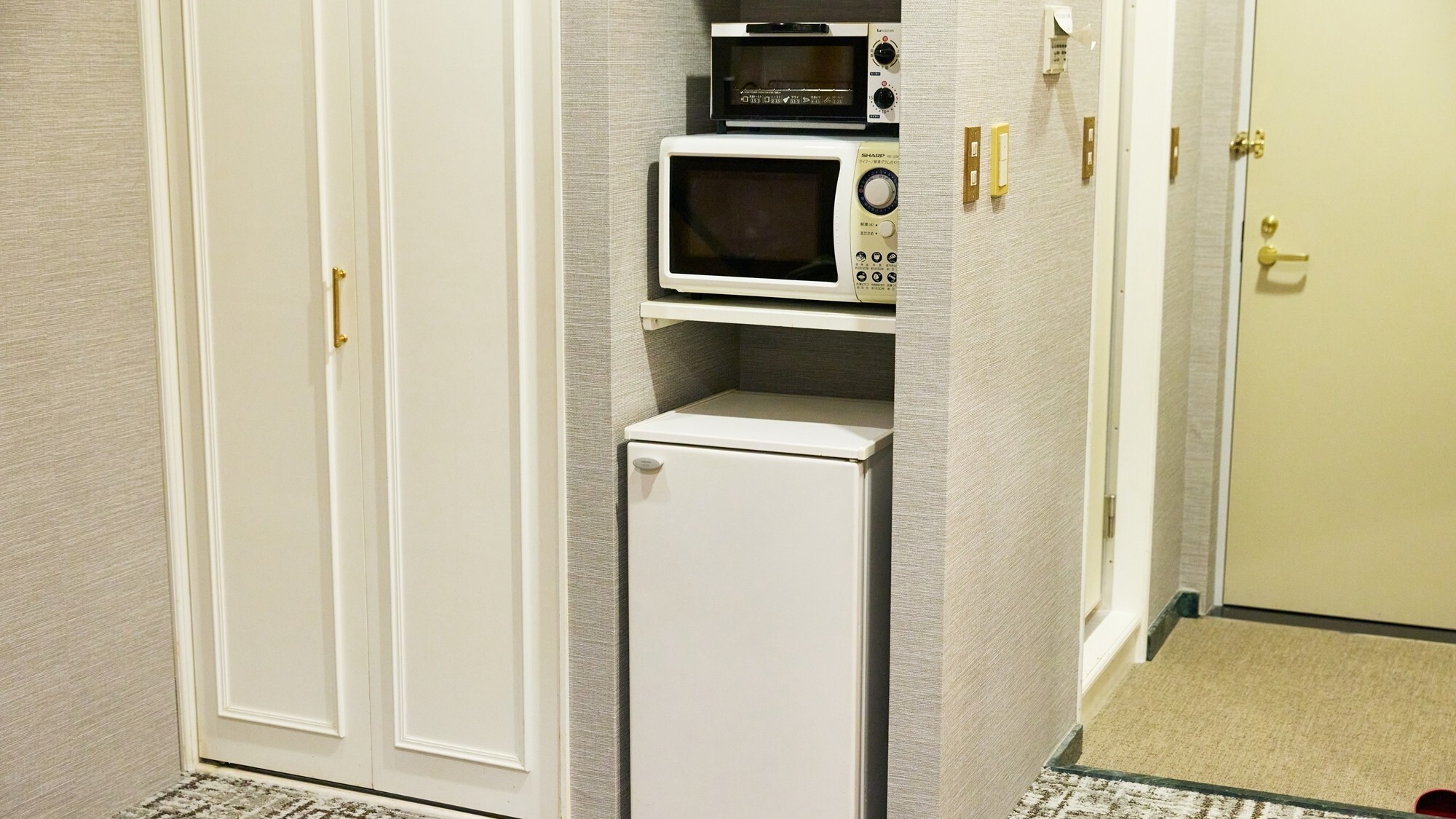 [洋室ツインルーム]25㎡　冷蔵庫・電子レンジ・トースターを備え付けております。