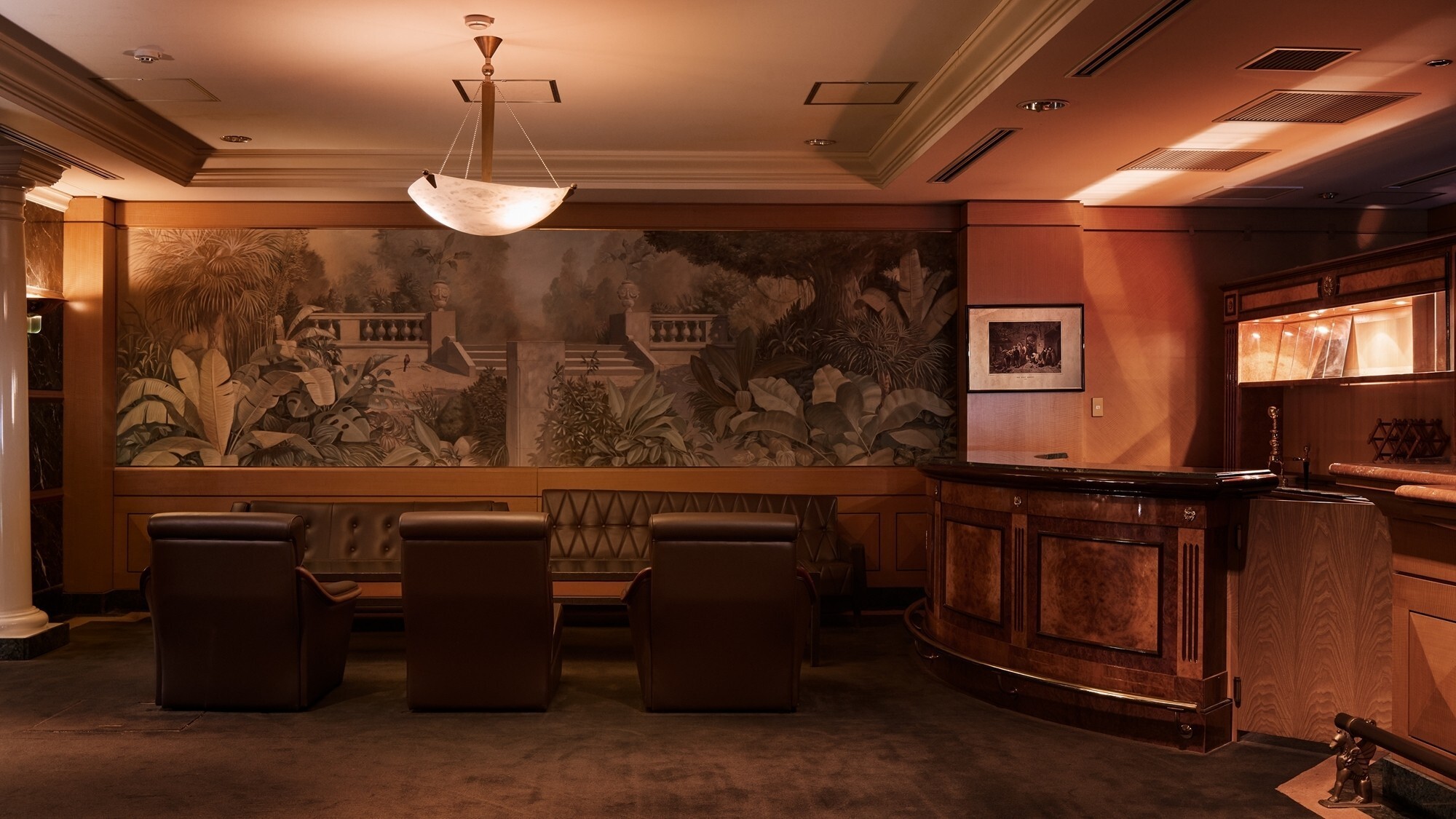 [ロビー]木の温もりと大きなソファに包まれる、ほっとする空間。