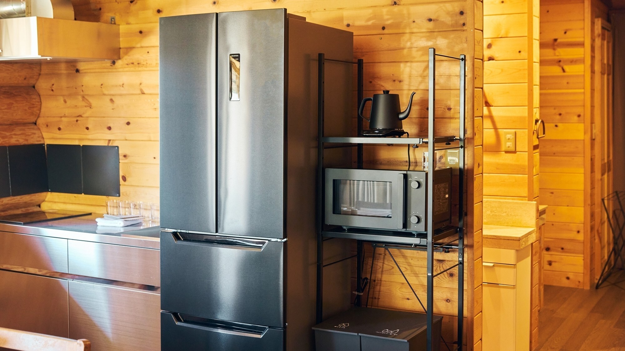 [LODGE]126㎡　冷蔵庫と電子レンジを備えております。※調理器具のご用意はございません