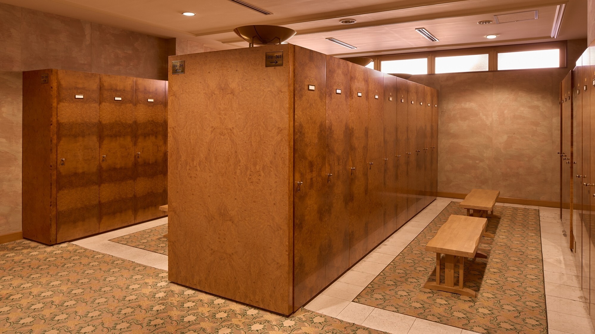 [大浴場（女性）]落ち着いた雰囲気の脱衣所には、鍵付きのロッカーを備え付けております。