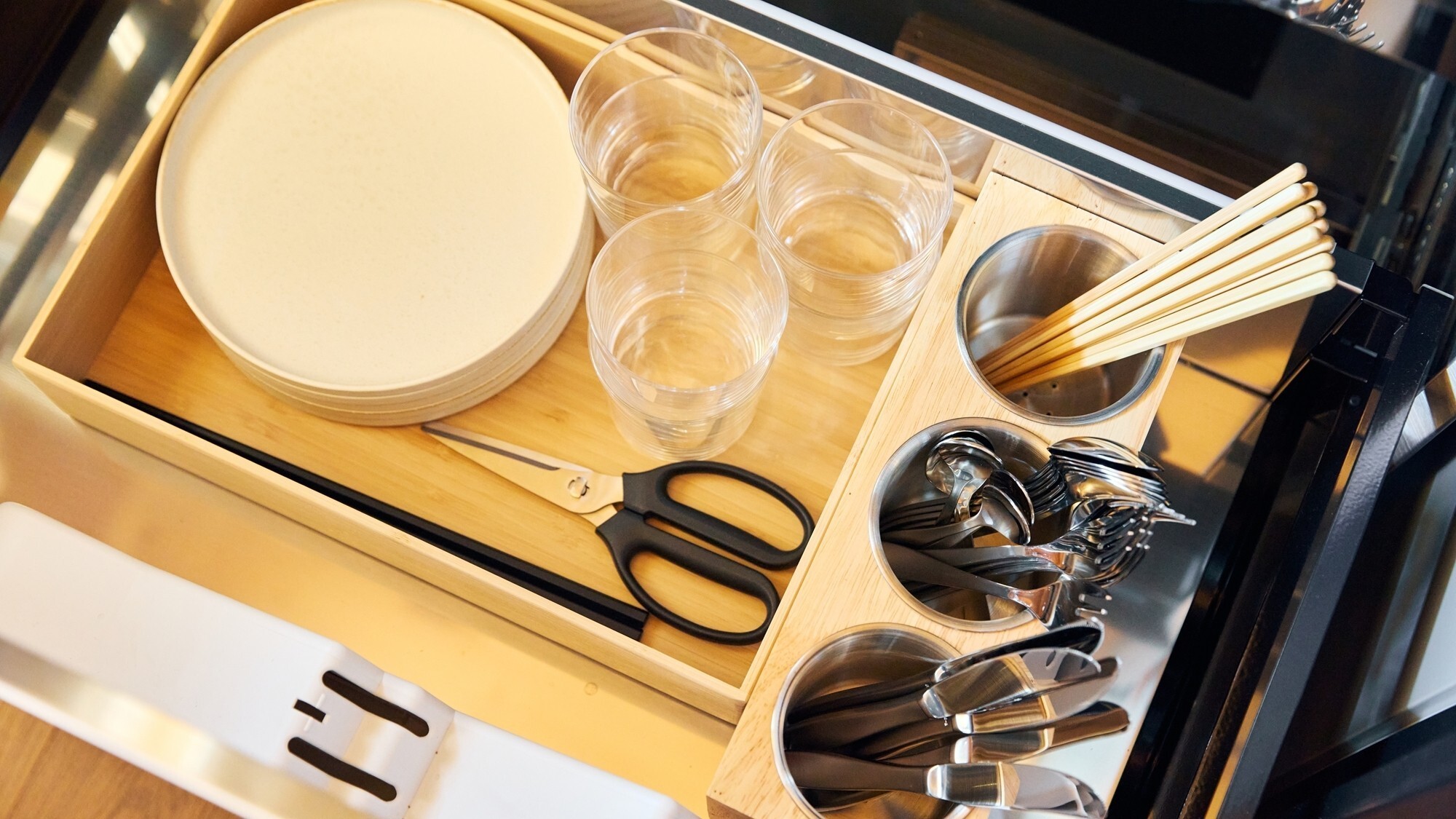 [LODGE]126㎡　お部屋でお食事をお楽しみいただけるよう、各種カトラリーをご用意。