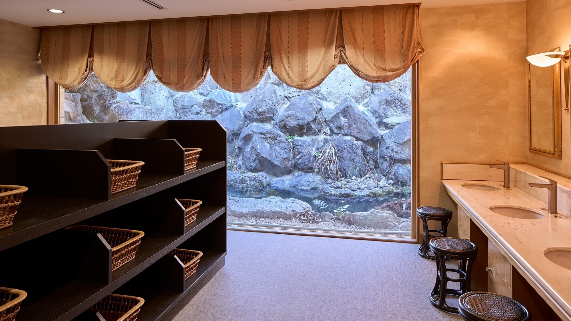 [大浴場（女性）]大浴場・脱衣所にある大きな窓より自然の景色をお楽しみいただけます。