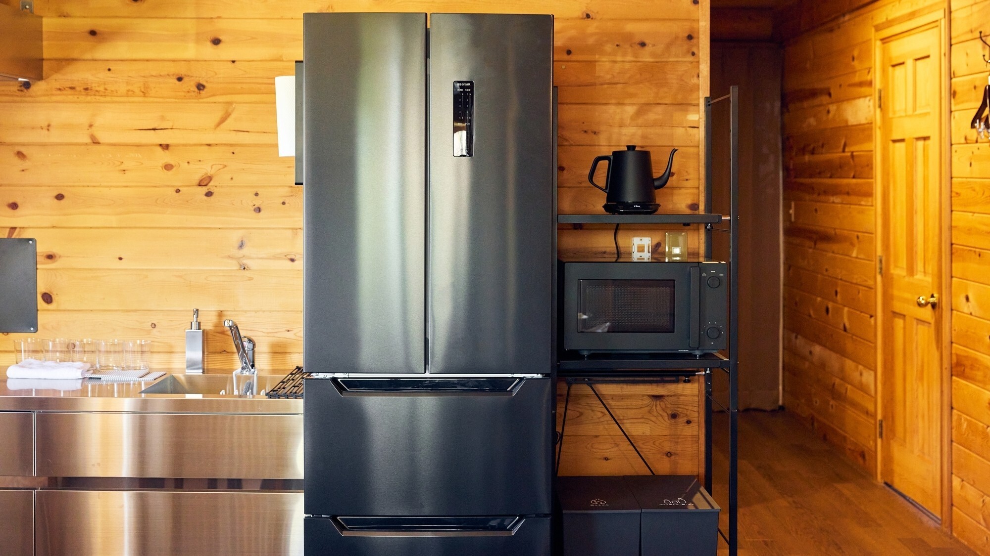 [LODGE]126㎡　冷蔵庫と電子レンジを備えております。※調理器具のご用意はございません