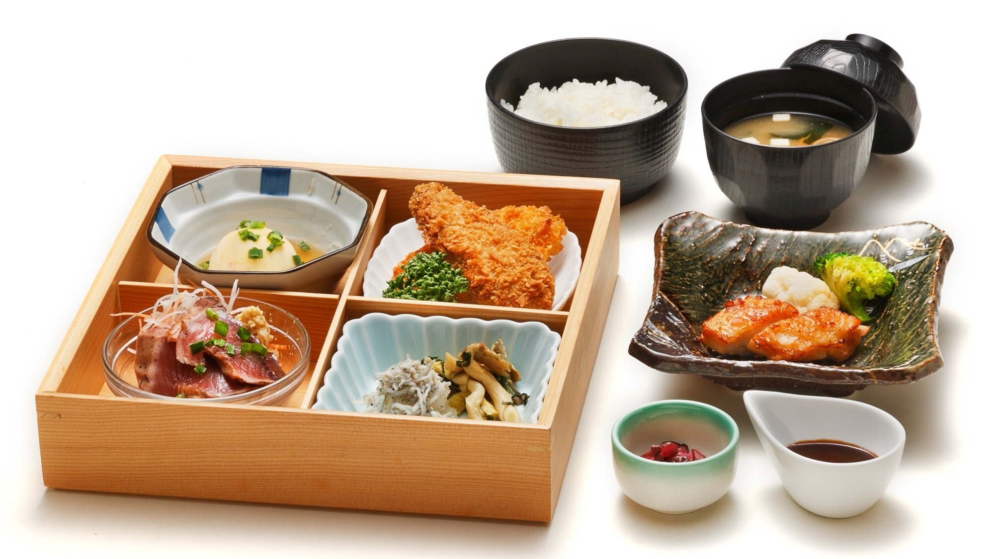 [夕食]季節ごとにおかずを変えてご提供いたします。冬季はお鍋をご満喫いただけます。