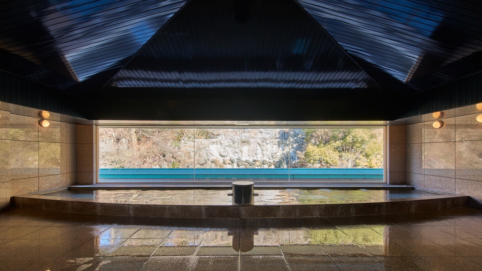 [大浴場（男性）]広々とした大浴場は、大人数でもゆったり四肢を伸ばしてお寛ぎいただけます。