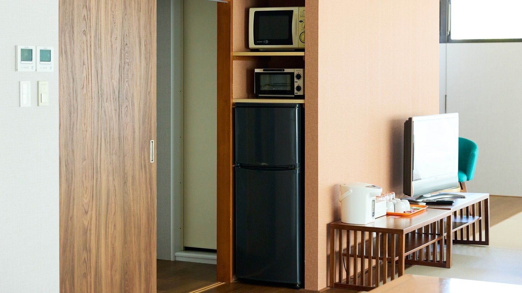 [サウナ付和洋室]66㎡　冷蔵庫・電子レンジ・トースターを備え付けております。