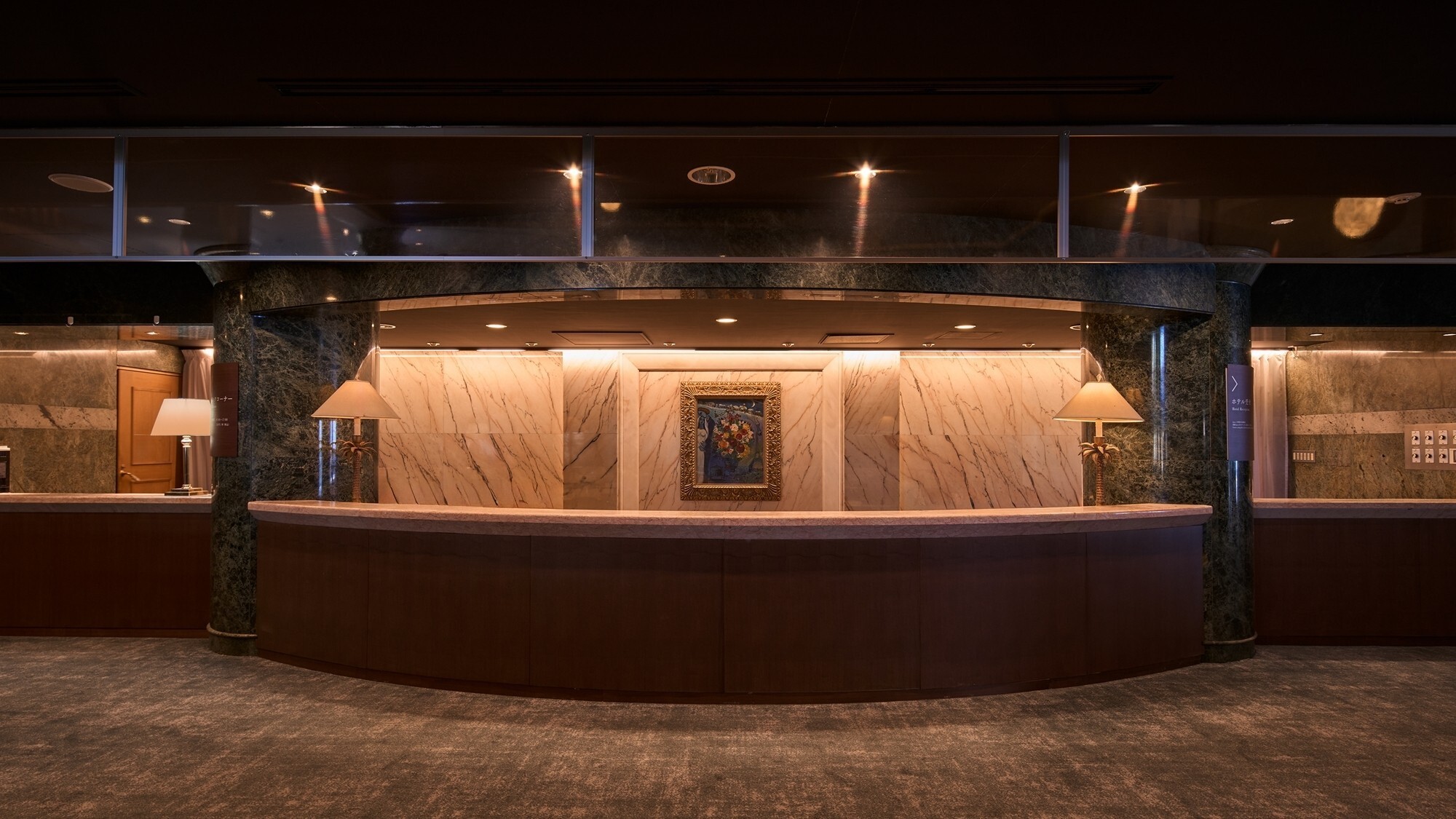 [フロント]柔らかな曲線と大理石の質感がバランスが絶妙のフロント。