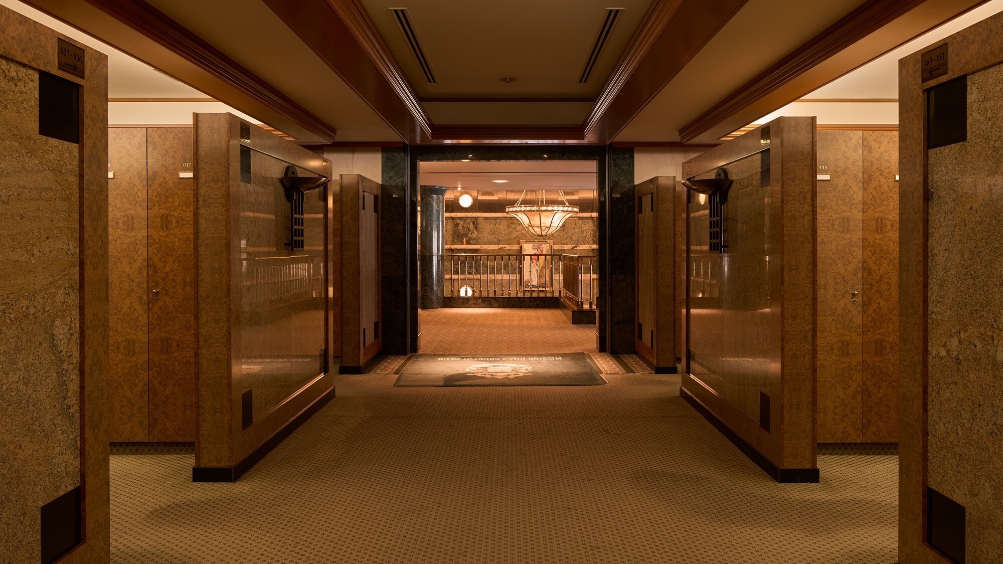 [ロッカールーム]広々とした高級感漂うロッカールームをご用意しております。