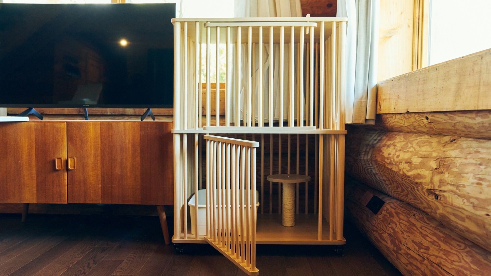 [愛猫専用アメニティ]リビングルームにケージをご用意しております。