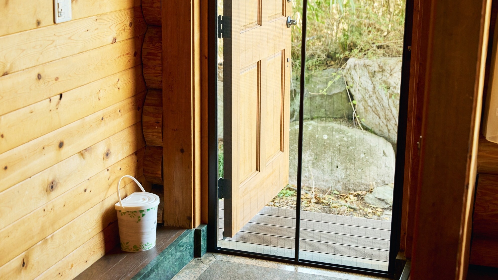 [LODGE B Cat Friendly Room]126㎡　玄関には網戸を備え付けております。