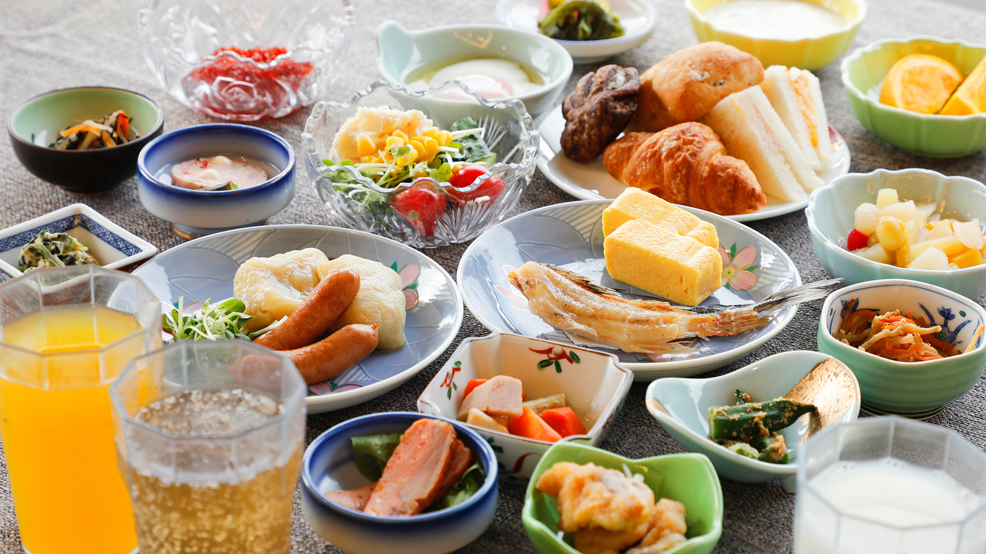 【朝食】＜地産地消＞を心がけ、ひと手間かけた和食から、パン派に嬉しい洋食まで。種類豊富なバイキング